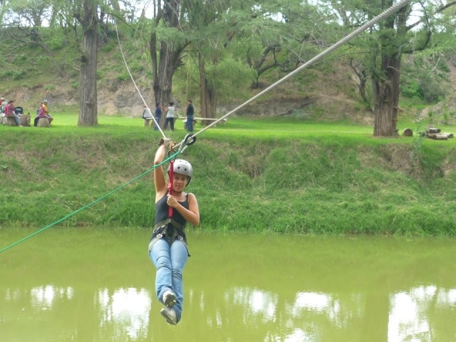 Tirolesa sobre el rio